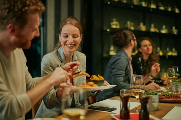 Pár Sedí Restauraci Večeři Dělí Jídlo Pozadí Jiný Pár Jíst — Stock fotografie