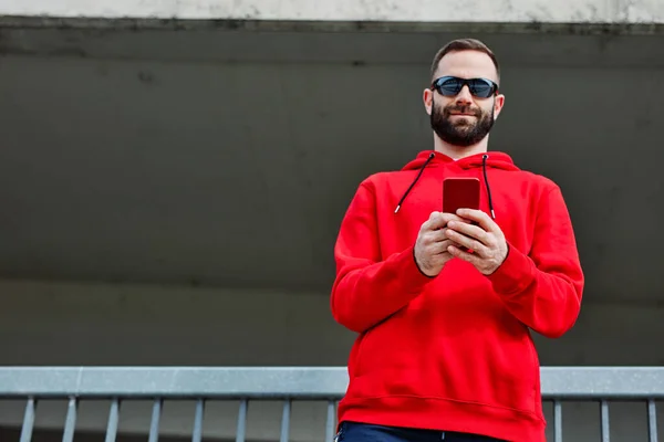 Vista Ángulo Bajo Del Deportista Barbudo Chándal Pie Usando Teléfono — Foto de Stock