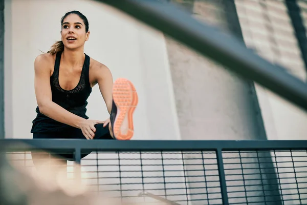 Deportista Sonriente Forma Estirando Pierna Antes Correr Exterior Urbano — Foto de Stock