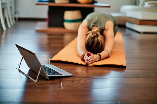 Frau Übt Yoga Hause Mit Video Tutorial — Stockfoto