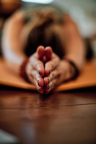 Vrouw Liggend Kinder Yoga Positie Selectieve Focus Handen — Stockfoto