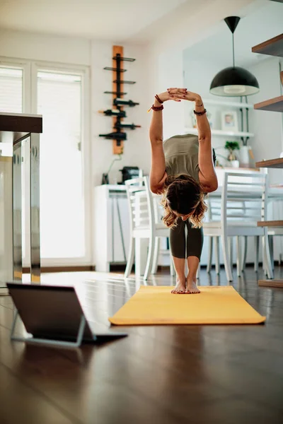 Frau Übt Yoga Hause Mit Video Tutorial — Stockfoto