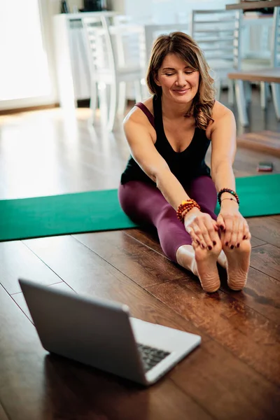 Yogi Frau Mittleren Alters Macht Yoga Hause — Stockfoto