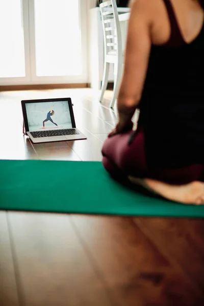 Yogi Frau Mittleren Alters Macht Yoga Hause — Stockfoto