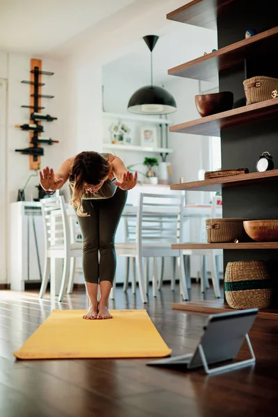 Mujer Yogui Mediana Edad Haciendo Yoga Casa — Foto de Stock