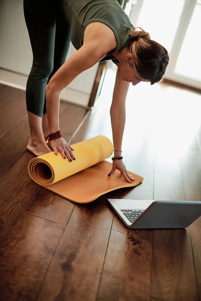 Mujer Yogui Mediana Edad Haciendo Yoga Casa — Foto de Stock