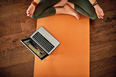 Orta yaşlı Yogi kadın evde yoga yapıyor..