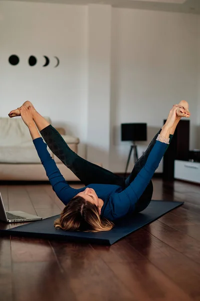 Middle Aged Yogi Woman Doing Yoga Home — Stock Photo, Image