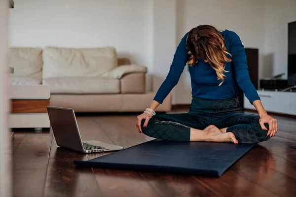 Yogi Frau Mittleren Alters Macht Yoga Hause — Stockfoto