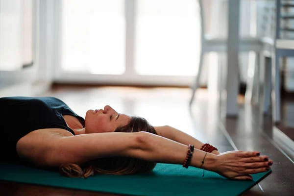 Flexible Yogi Woman Doing Yoga Home — Stock Photo, Image