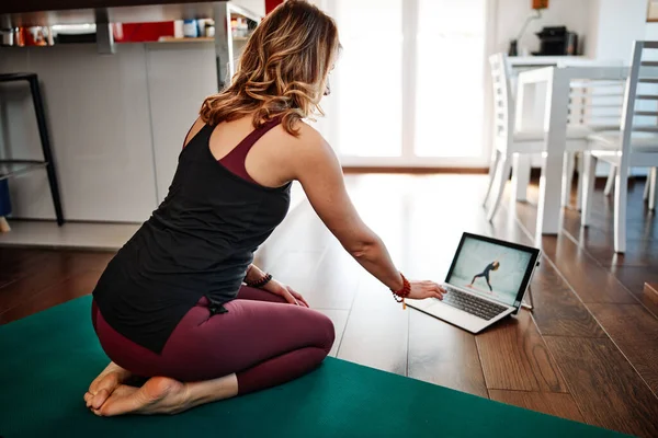 Yogi Frau Mittleren Alters Macht Yoga Hause — Stockfoto