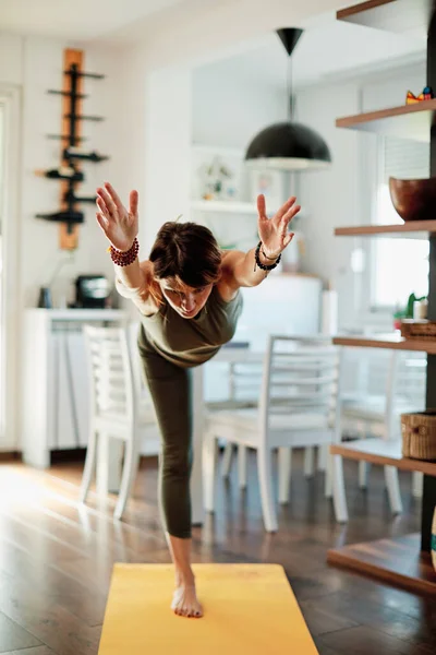 Mujer Yogui Mediana Edad Haciendo Yoga Casa — Foto de Stock