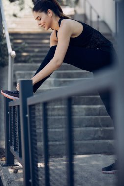 Gülümseyen zinde koşan, bağcıklarını bağlayan.