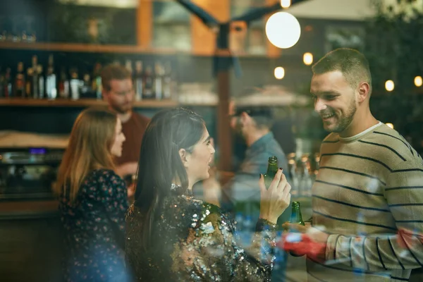 Groupe Personnes Debout Dans Bar Bavardant Buvant Bière — Photo