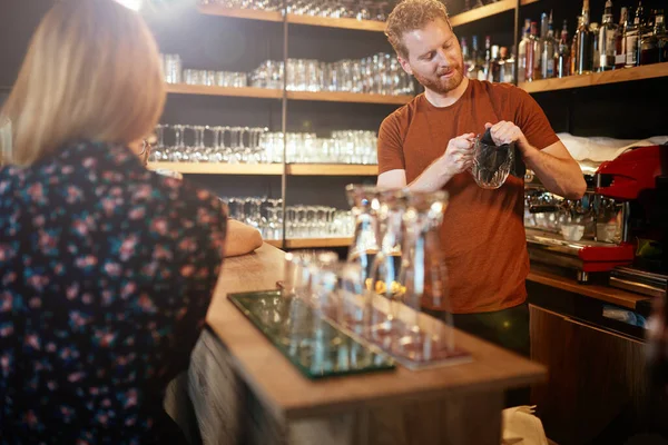 Tidy Barman Bar Limpando Copo Cerveja Enquanto Clientes Apoiam Bar — Fotografia de Stock