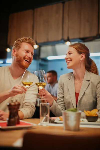 미소짓는 식사를 식당에 화이트 와인과 건배를 — 스톡 사진