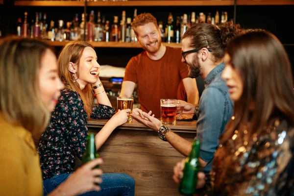 Multiculturele Groep Van Beste Vrienden Zittend Een Kroeg Chatten Bier — Stockfoto