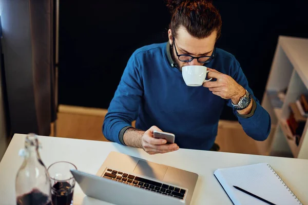 Snygg Hipster Med Lockigt Hår Som Sitter Sitt Hemmakontor Dricker — Stockfoto