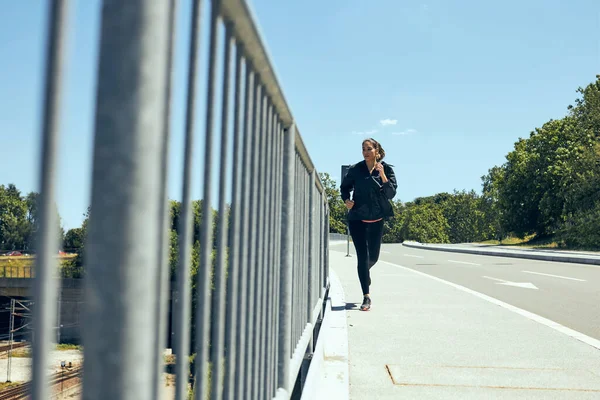 Швидка Жінка Біжить Мосту Сонячний День — стокове фото