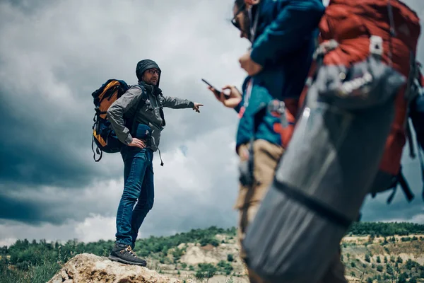 Kamp gezisinde sırt çantalı iki kaşif..
