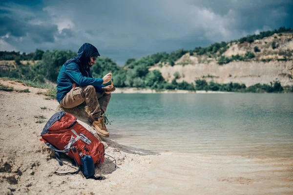 Joven Hombre Barbudo Guapo Sentado Una Orilla Del Lago Viaje — Foto de Stock