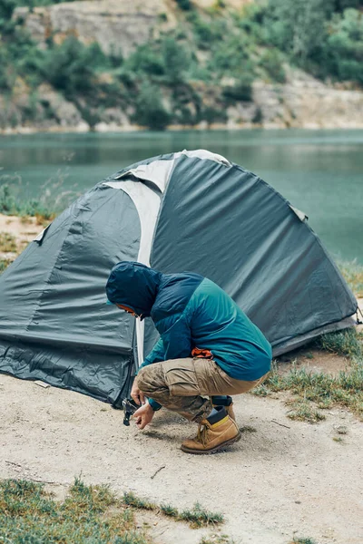 Explorateur Ajustant Tente Sur Rive Lac — Photo