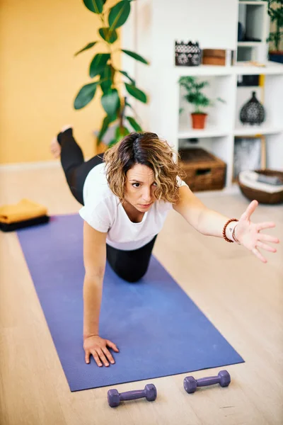 Eine Schwangere Frau Mittleren Alters Tischyoga Haltung Hause — Stockfoto