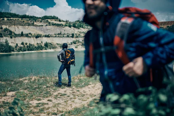 Zwei Entdecker Mit Rucksack Auf Dem Rücken Auf Zeltreise — Stockfoto