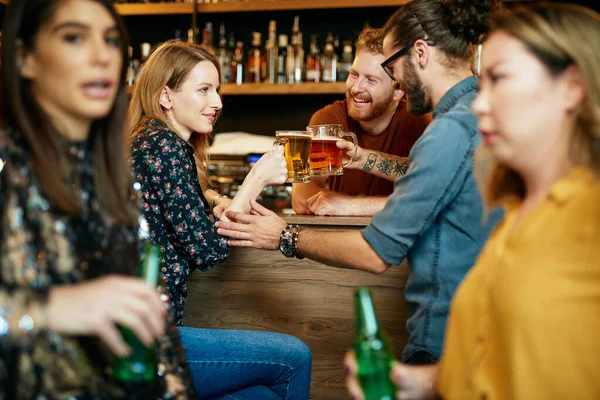 Grupo Multicultural Melhores Amigos Sentados Pub Conversando Bebendo Cerveja — Fotografia de Stock