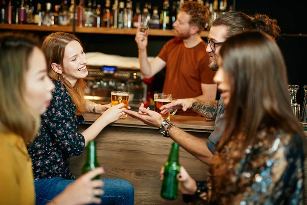 Multikulturní Skupina Nejlepších Přátel Sedících Hospodě Klábosících Pijících Pivo — Stock fotografie