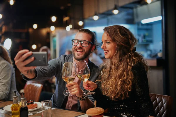 Joli Couple Hipster Assis Dans Restaurant Prenant Selfie Est Heure — Photo