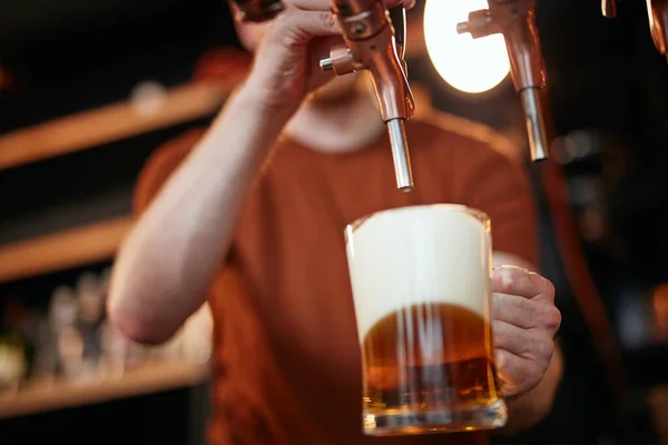 Ein Barkeeper Gießt Bier Das Pint Glas Während Der Bar — Stockfoto