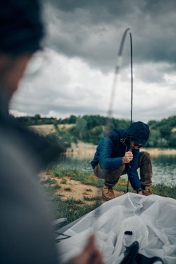 Kamp gezisinde çadır kuran iki adam..