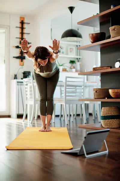 Mujer Practicando Yoga Casa Con Video Tutorial — Foto de Stock