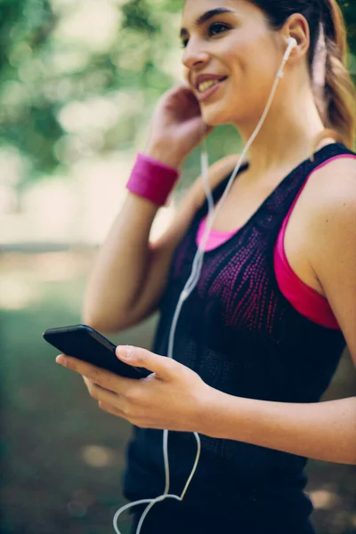 Joven Ajuste Atractivo Caucásico Corredor Femenino Pie Naturaleza Uso Teléfono — Foto de Stock