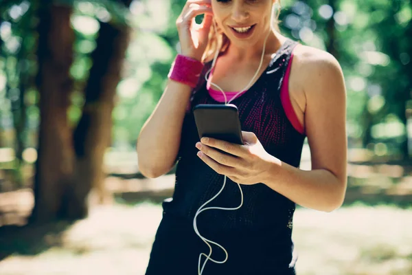 Joven Ajuste Atractivo Caucásico Corredor Femenino Pie Naturaleza Uso Teléfono — Foto de Stock