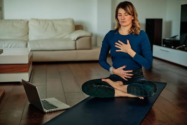 Bruneta Středního Věku Sedí Lotosu Pózuje Medituje Doma Zatímco Video — Stock fotografie