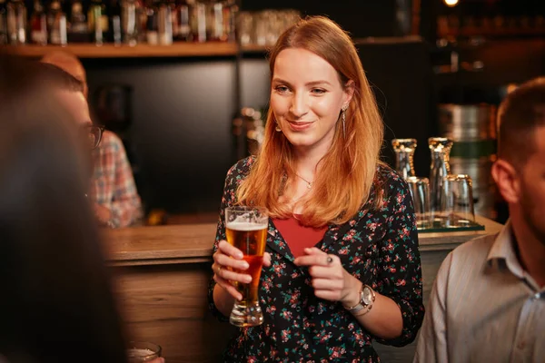 Pequeno Grupo Pessoas Apoiadas Balcão Bar Conversando Bebendo Cerveja — Fotografia de Stock