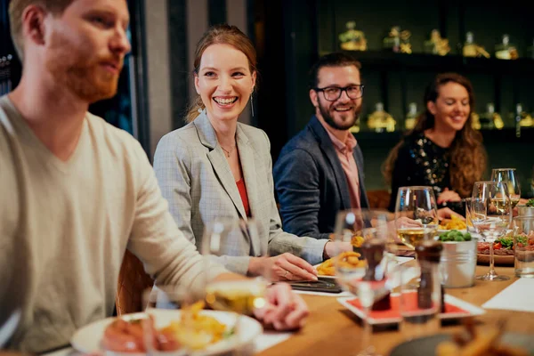 Paar Sitzt Restaurant Isst Abendessen Und Trinkt Wein — Stockfoto