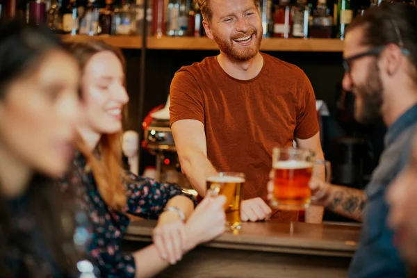 Kleine Groep Mensen Leunend Bar Kletsen Bier Drinken — Stockfoto