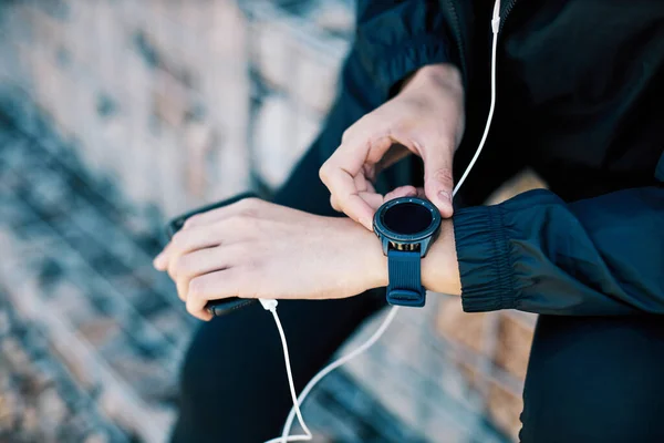 Primer Plano Mano Con Reloj Inteligente Deportiva Rastreando Pulso — Foto de Stock