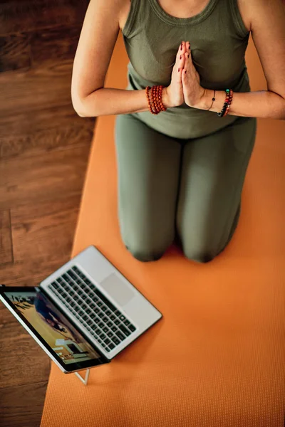 Middle Aged Brunette Sitting Lotus Poses Meditating Home While Video — Stock Photo, Image
