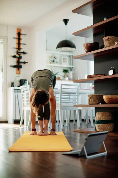 Mujer Practicando Yoga Casa Con Video Tutorial — Foto de Stock