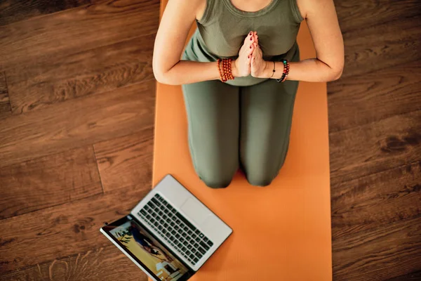 Middle Aged Brunette Sitting Lotus Poses Meditating Home While Video — Stock Photo, Image
