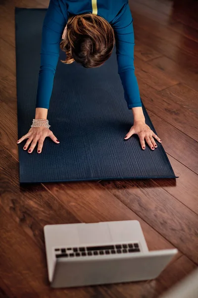 Woman Practicing Yoga Home Video Tutorial — Stock Photo, Image