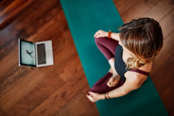 Woman Practicing Yoga Home Video Tutorial — Stock Photo, Image