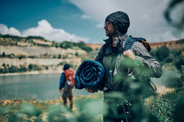 Hombre Viaje Camping Pie Mirando Naturaleza Tiene Una Mochila Espalda — Foto de Stock