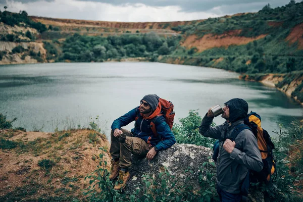 Dos Excursionistas Tomando Descanso Naturaleza Tomando Café — Foto de Stock