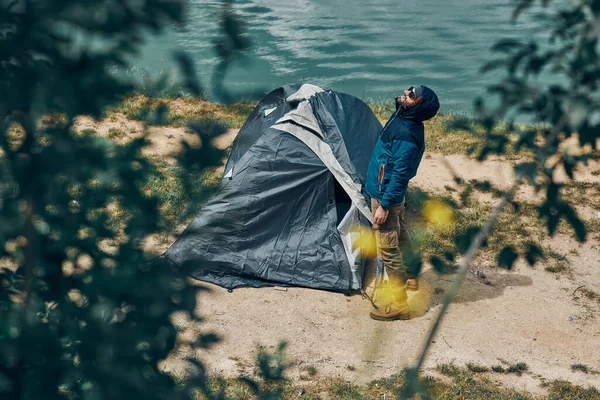 Camper Στέκεται Δίπλα Μια Σκηνή Για Κάμπινγκ Ταξίδι Και Κοιτάζοντας — Φωτογραφία Αρχείου