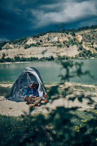 Camper Για Κάμπινγκ Ταξίδι Κάθεται Δίπλα Στη Σκηνή Και Πίνοντας — Φωτογραφία Αρχείου